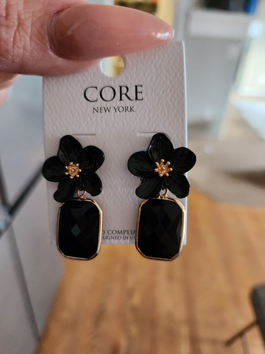 Earring flower with gem stone white